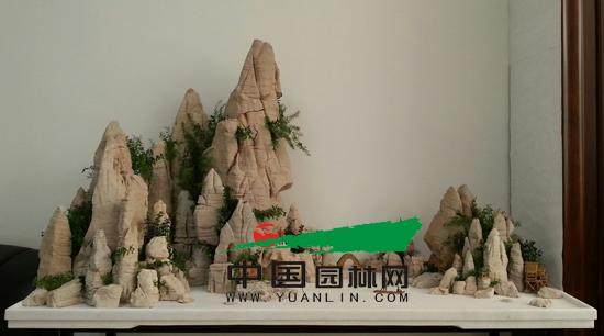 韦群杰创作的盆景作品“苍洱神韵”