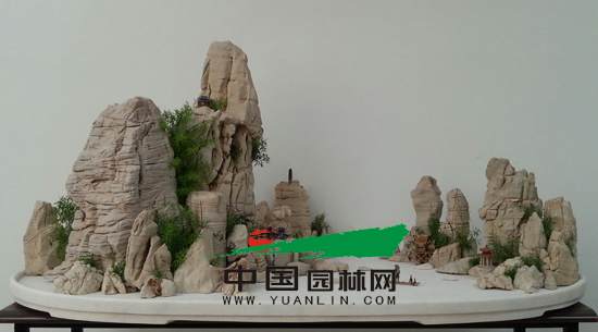 韦群杰创作的盆景作品“滇韵图”