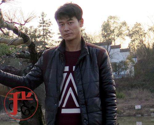 做盆景的园艺师都有些深居简出的匠人风采