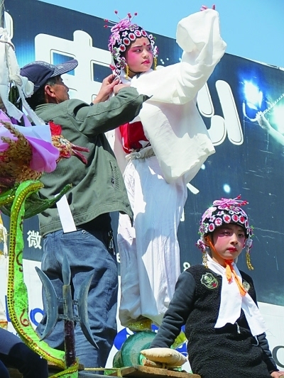 光明日报春节看戏剧盆景通海高台