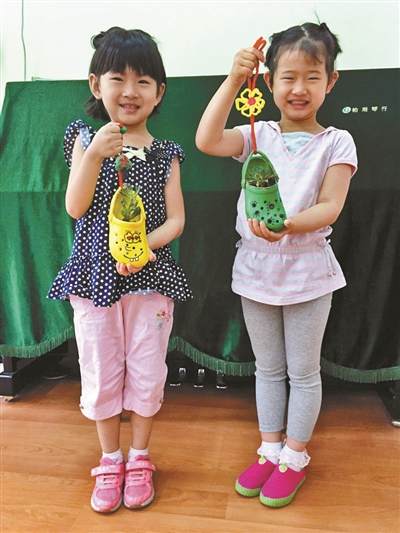 幼儿践行环保 废鞋变身盆景