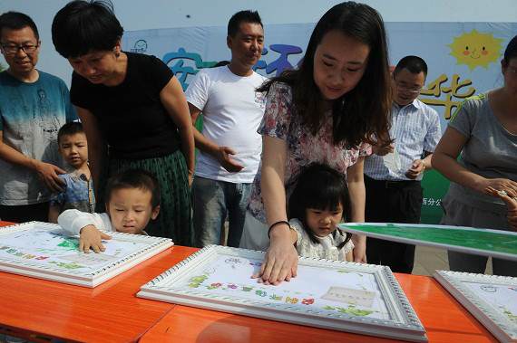 安利环保嘉年华太原开幕 孩子们排队制作环保盆景