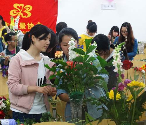 湖北民族学院花木盆景协会举办插花创意大赛