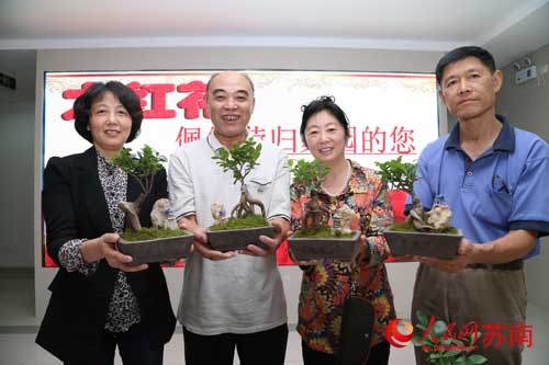 苏州退休老人收获公益盆景