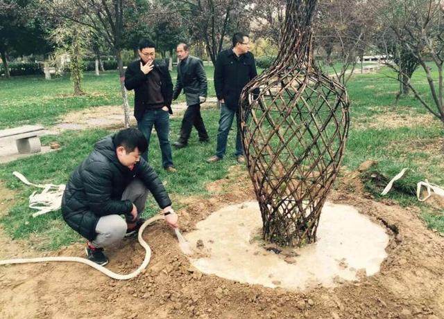郑大学生为母校捐十万盆景 志愿做出千万公益治雾霾