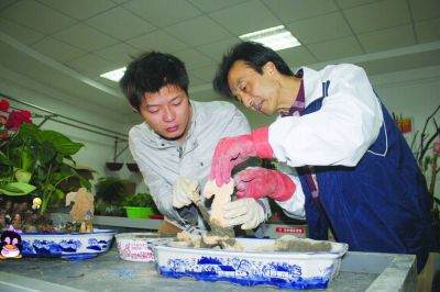 孩子们将盆景送给消防员叔叔。