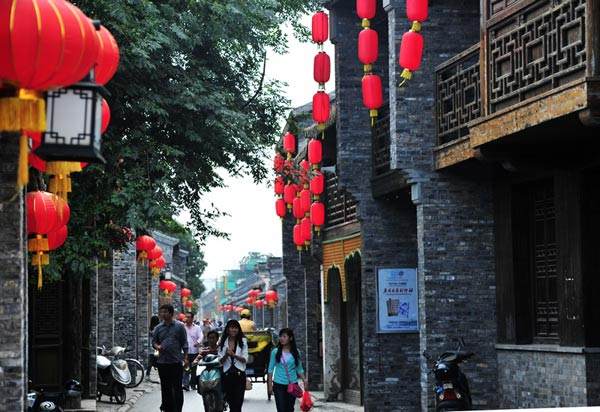 开幕式所在的老街——东关街