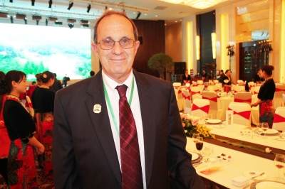 “扬州盆景好!扬州盆景最好!”国际盆景协会主席托马斯·伊莱亚斯用中文说出赞美之词。