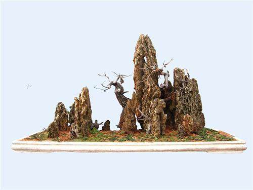 70岁老人耗时近一个月制作一座假山盆景