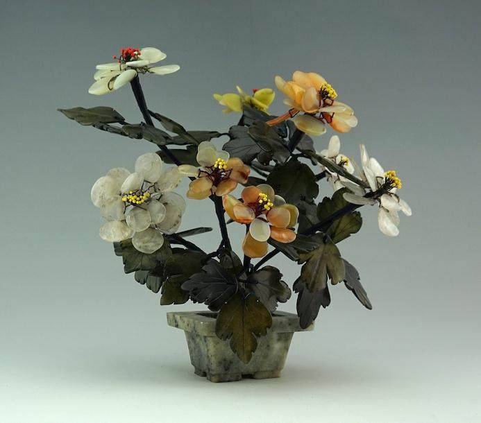 塘汇街道华玉社区举办了一次花卉盆景展