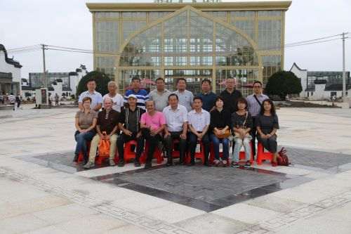12精品馆广场合影