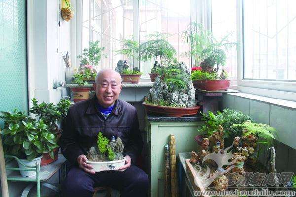 不甘寂寞的老人对制作山水盆景产生了莫大的兴趣