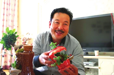 痴迷玩奇石 巧手造盆景 一种水锈石结构的花盆