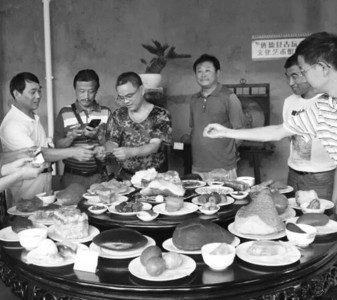 为了收集这些奇石珍品,章义平可下了一番功夫，每道&ldquo;菜&rdquo;都有来历和故事。他前后花了15年时间，才收齐了如今的62道菜肴。其中，不少&ldquo;菜肴&rdquo;是从旌德山里的河道捡来的，有的来自新疆，有的来自缅甸。