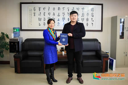 郑州大学2012级在校生王硕向母校捐赠盆景树