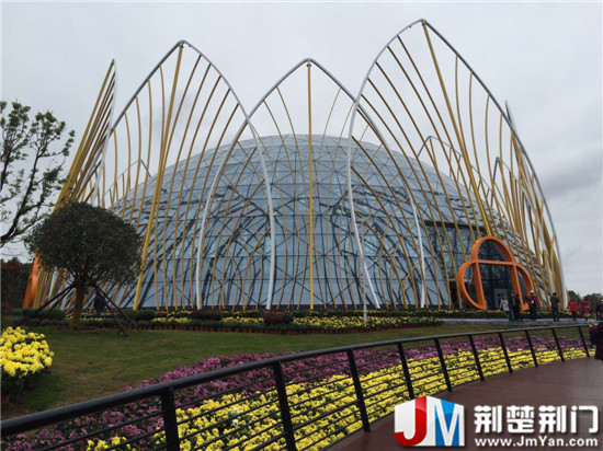 展示馆造型独特 湖北:荆门市菊花盆景造景夺目