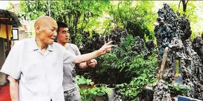武汉一老战士再现经历 制盆景版