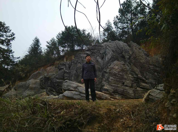 黄永国站在石山前留影(网友供图)