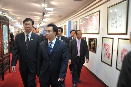 侨博嘉宾参观书画奇石盆景展和潮州传统工艺精品展