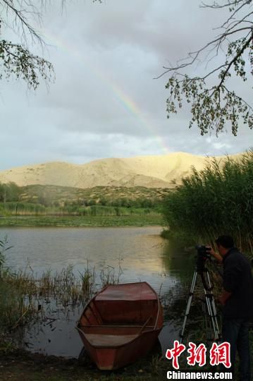 新疆哈巴河县&ldquo;沙漠盆景&rdquo;白沙湖现双彩虹美景
