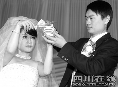 成都帅哥娶重庆妹儿 嘉陵江锦江合流浇&ldquo;爱情盆景&rdquo;