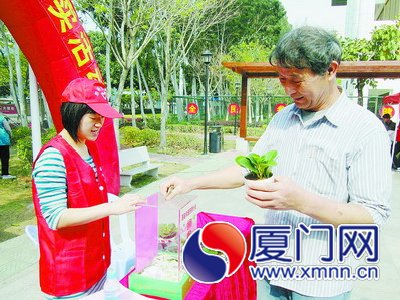 党员义卖花卉盆景便民利民奉献爱心