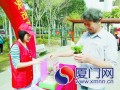 党员义卖花卉盆景便民利民奉献爱心