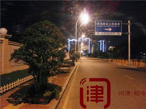 行人鞠躬 盲人挨撞!塘沽榕树盆景“霸占”便道