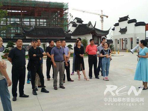 01在如皋园艺城听取介绍