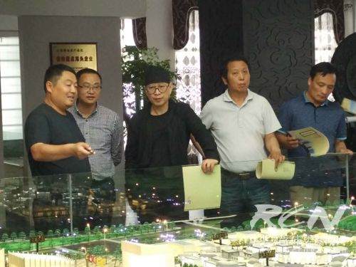06在园艺城沙盘旁王志刚向苏会长介绍规划布局