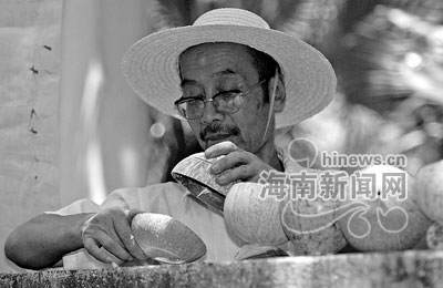 一六旬老人在海口街头免费教人制作椰贝盆景