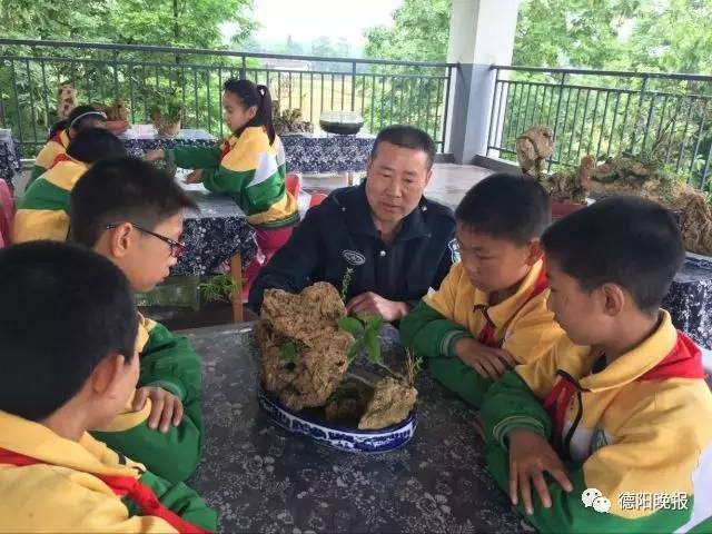 保安的逆袭！会守门还会制作盆景【多图】