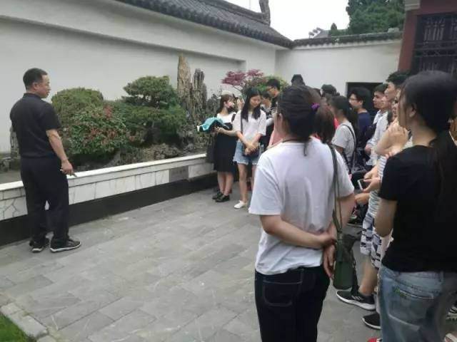 读书破万卷 不如到奇石馆听盆景专家一言 图片