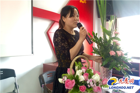 苏州绿化园林局花卉园艺进社区 现场表演盆景制作