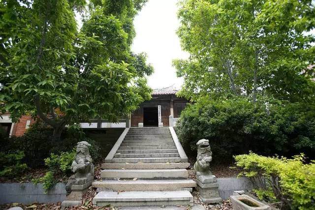 鸿江盆景园园主吴明选捐出一盆具有百年树龄【图】