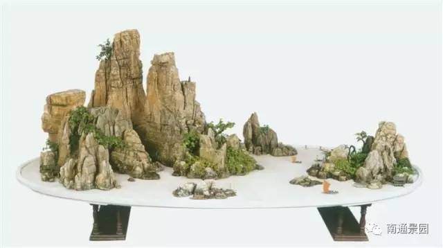 山水盆景已被较普遍的选作室内陈设之用