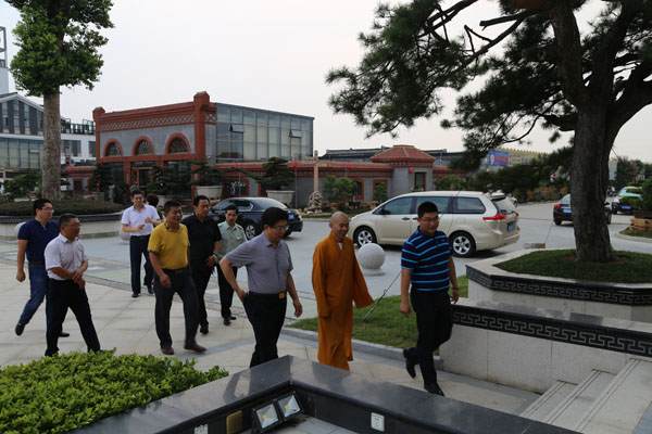 北京和平寺方丈德禅大师到江苏如皋考察花木盆景产业