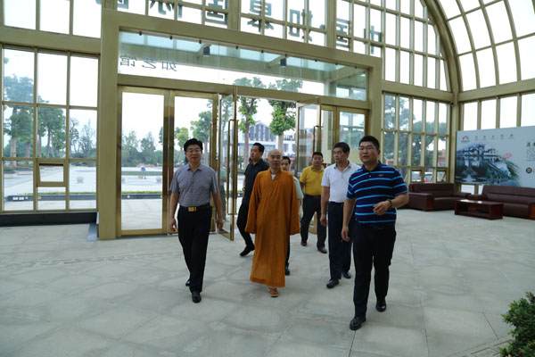 北京和平寺方丈德禅大师到江苏如皋考察花木盆景产业