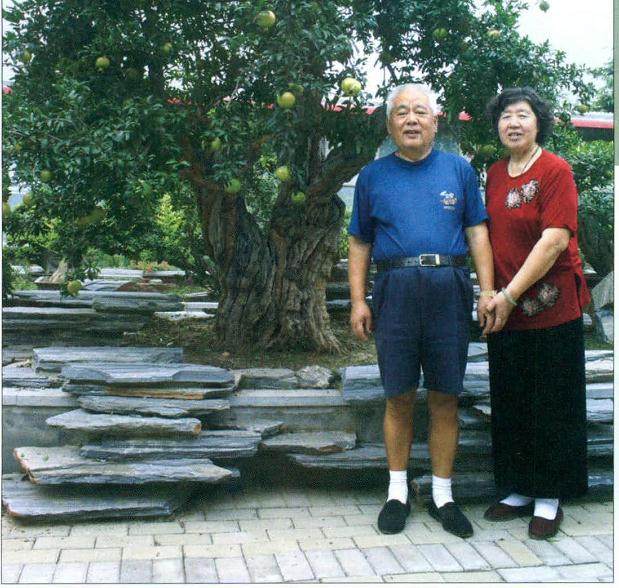 张星明、赵秀香伉俪在明香石榴园镇园之宝前合影