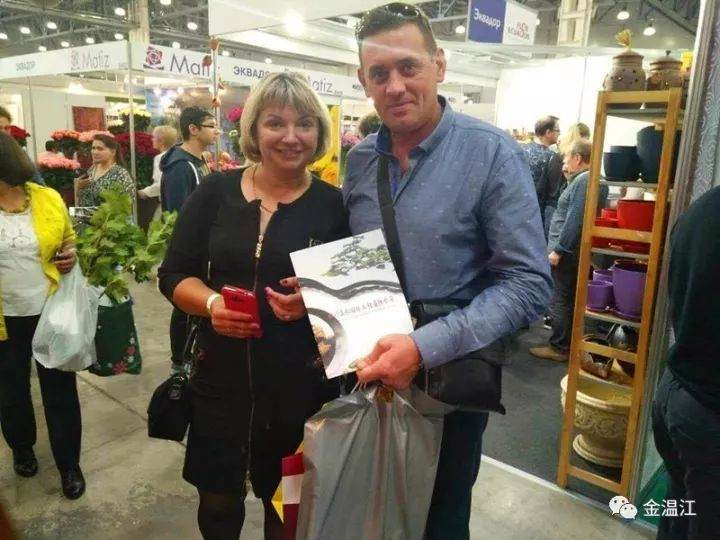 对比俄罗斯老铁把温江盆景当珍宝