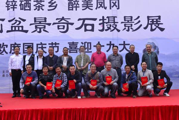 贵州盆景展在有机食品城茶天下展厅开展