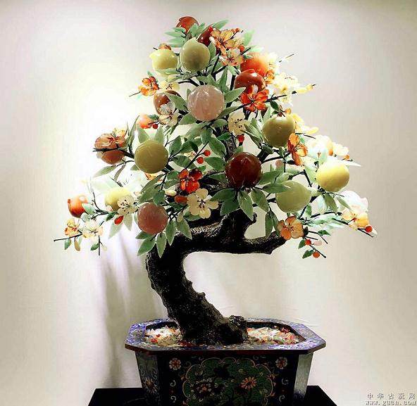 浙江省嵊州种植盆景草莓在当地花市上出售