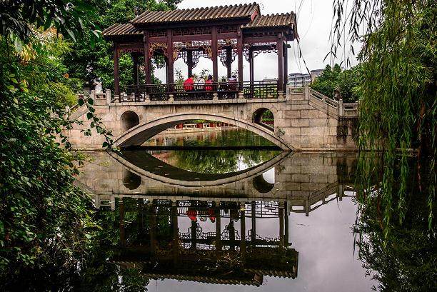 在广州最负盛名的花卉市场岭南花市的东面