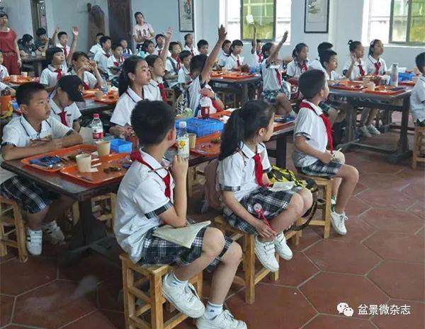 伴随着阳光,我们兴高采烈来到了鸿江盆景园