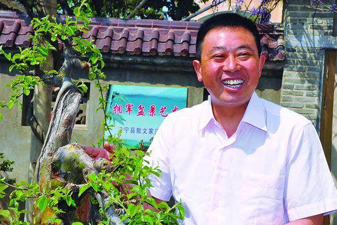 姜拥军的庭院及室内有几十种盆景