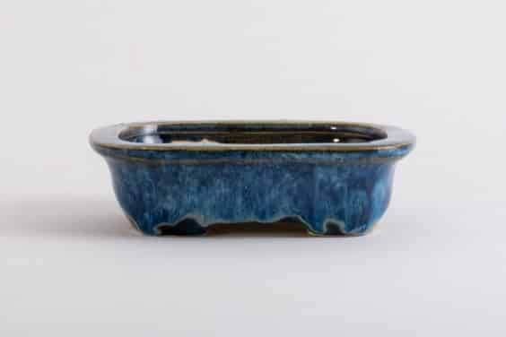 蓝色釉面矩形,有柔软的角落和明显的唇纹