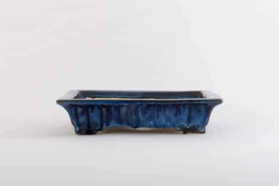 釉面长方形,喇叭形边和明亮的唇