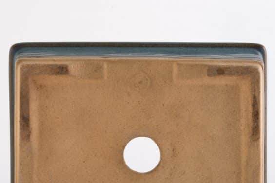 注入点 - 注意排水孔上方的圆点和圆圈