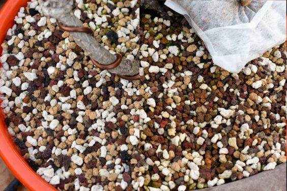 干燥的土壤与阿卡达玛,浮石和左边的熔岩混合 - 主要是在右边的湿混合物