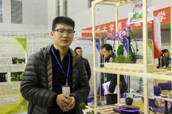 大学生卖微型盆景 月赚1万元